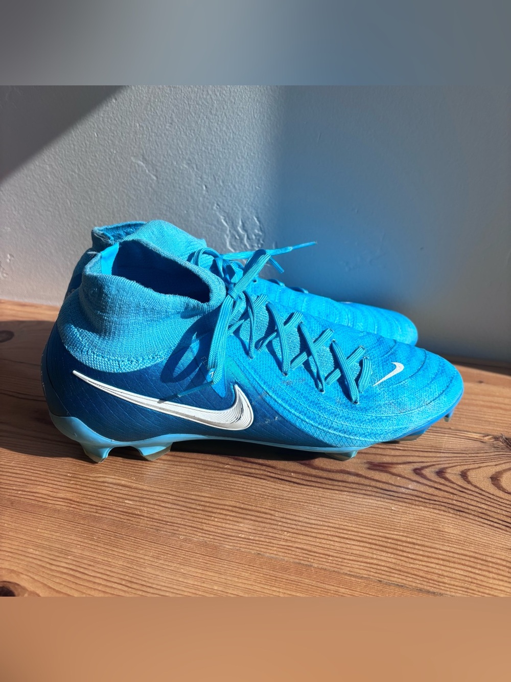 Nike Phantom Luna II Elite FG soccer cleats in a blue fury and white Sz 7 womens